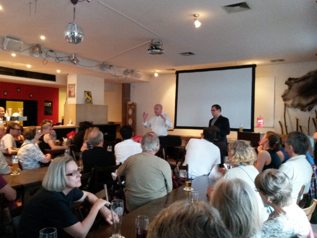 OB Joachim Wolbergs diskutiert mit den BewohnerInnen der Altstadt